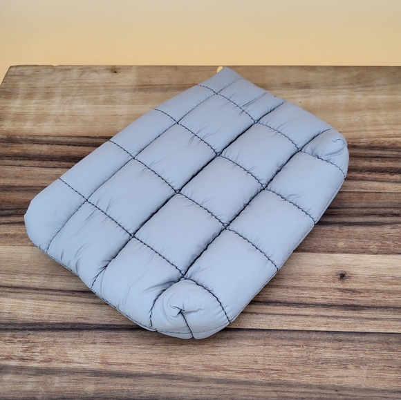 Tarte Gray Quilted Makeup Bag, 10x7, NWT - Picture 2 of 3